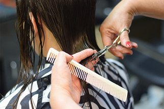 Girl-getting-Haircut---Pro-Hair-Salon-in-Irving,-TX